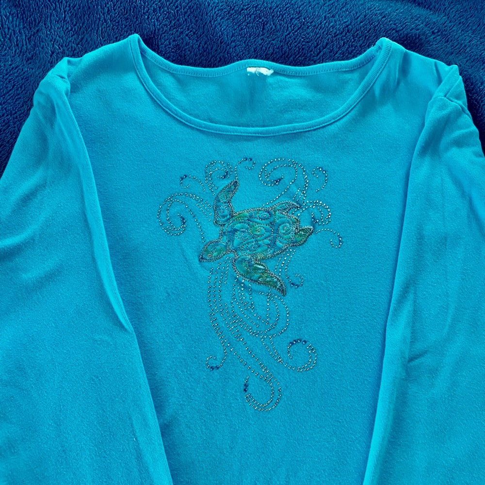 Turtle embellished swoop neck aqua tee. Cracker Barrel.